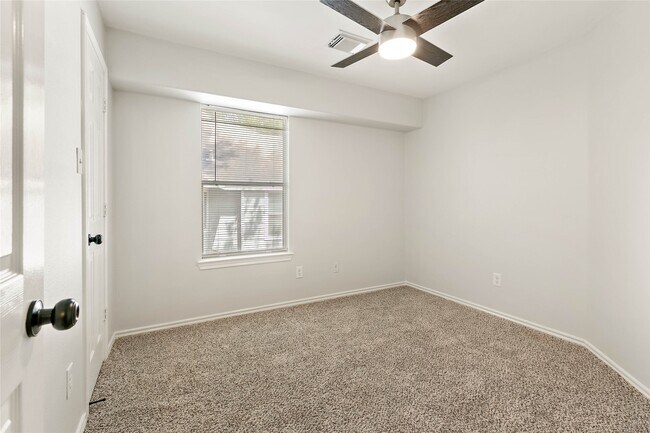 Building Photo - 10 Scenic Brook Ct
