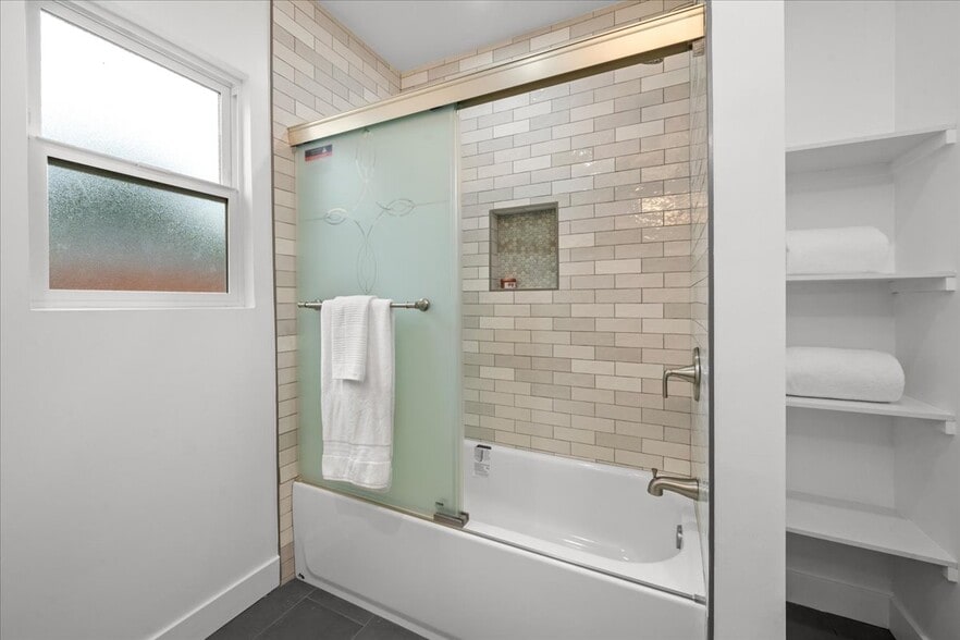 Building Photo - 5815 Saloma Ave