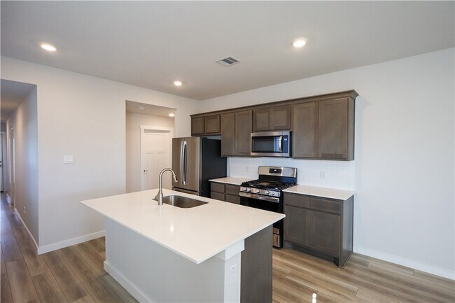 Building Photo - 910 Kickapoo Ln