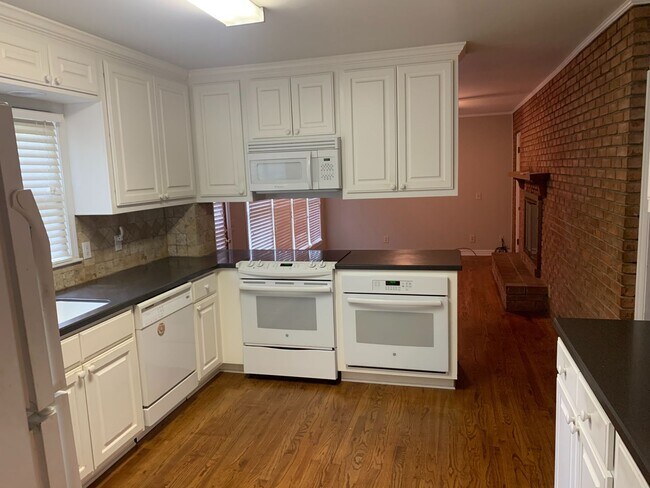 Building Photo - Charming 4B/3.5B Home!