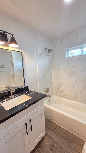 Building Photo - 607 E 12th St