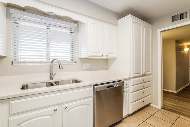 Building Photo - 6643 E Decatur St