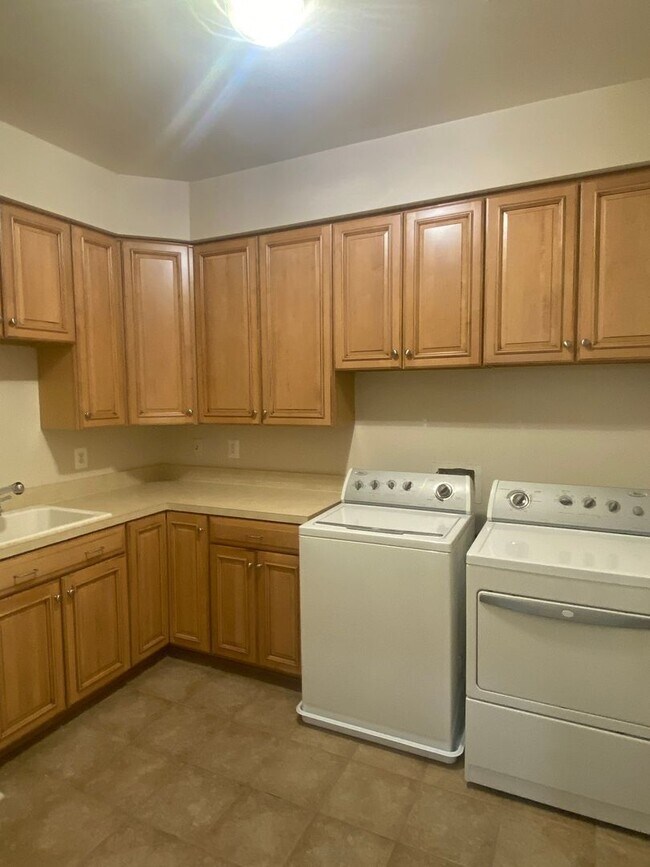 Building Photo - 3 Bedroom Townhome in Sterling, with a large complete loft on top floor