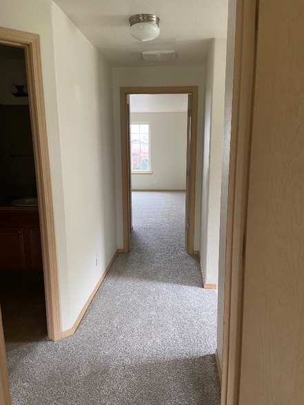 Building Photo - 250 40th Ct