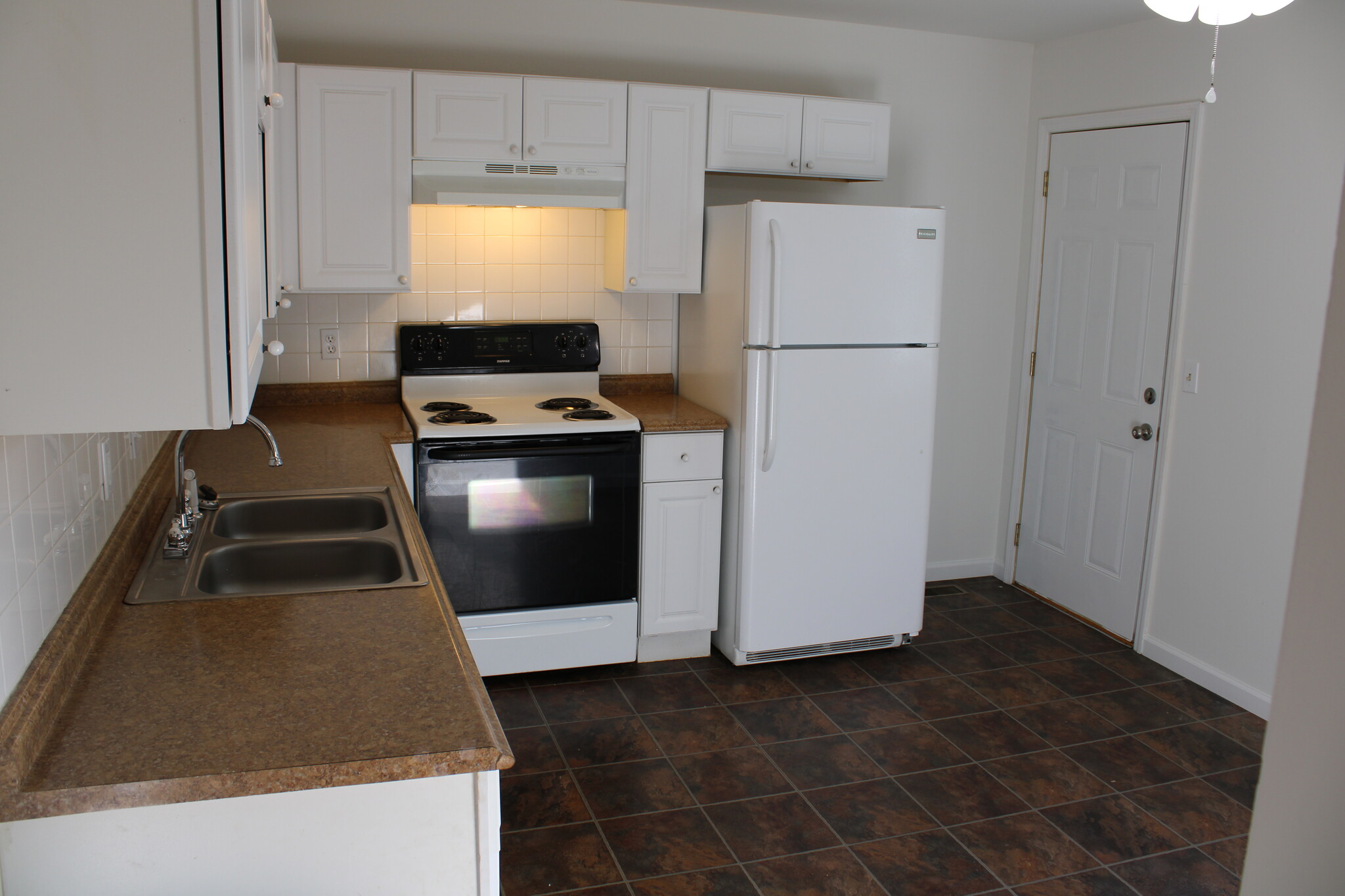 Kitchen - 817 Cole Blvd