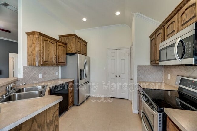 Building Photo - 121 Price Cir