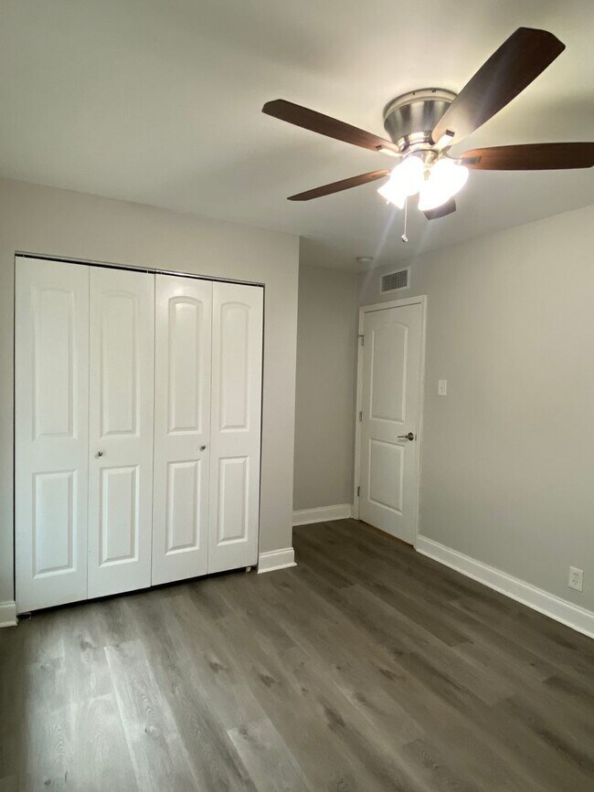 Building Photo - *Choose Your Special!* Spacious Fully Renovated 2-Bedroom Apartment in Alamo Heights ISD