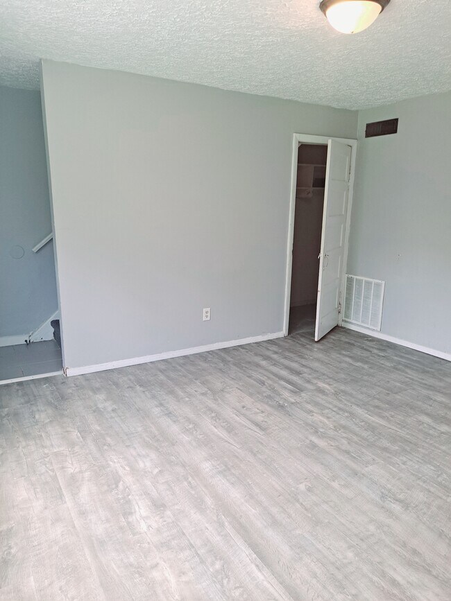 Building Photo - 9042 Maple Grove Rd