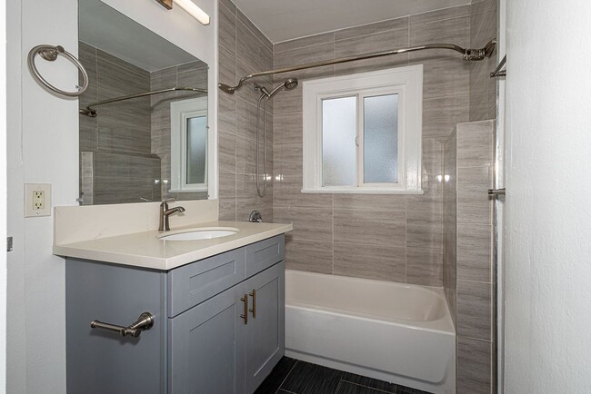 Building Photo - Bright and airy 2-bedroom 2-bath in Mid- City