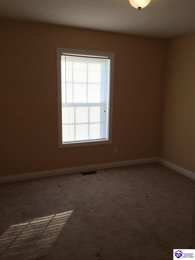 Building Photo - 913 Silktree Cir