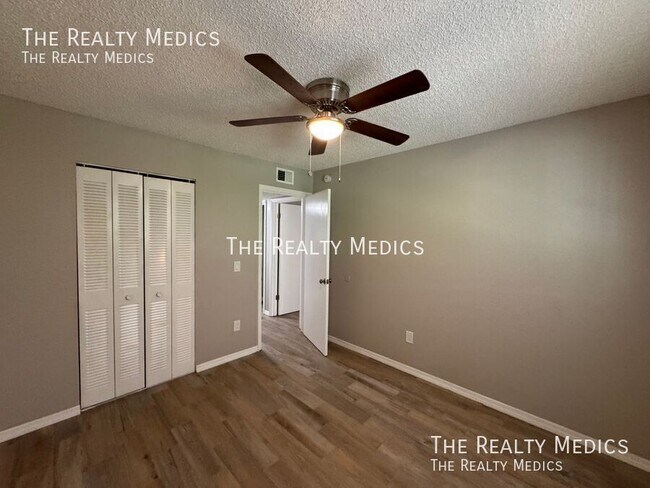 Building Photo - 836 W Rosewood Ln