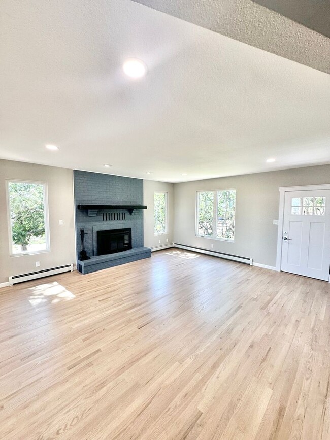 Building Photo - Move In Ready fully remodeled home for ren...