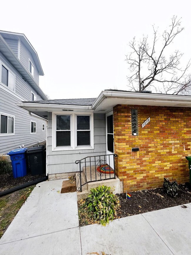 Building Photo - 1010 16th Ave SE