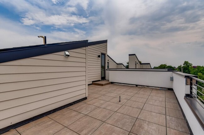 Building Photo - Modern Townhome for Rent