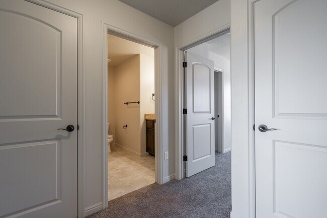 Building Photo - Comfortable Townhome Living with Pool Access