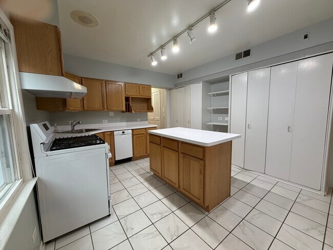 Building Photo - 3846 N Janssen Ave