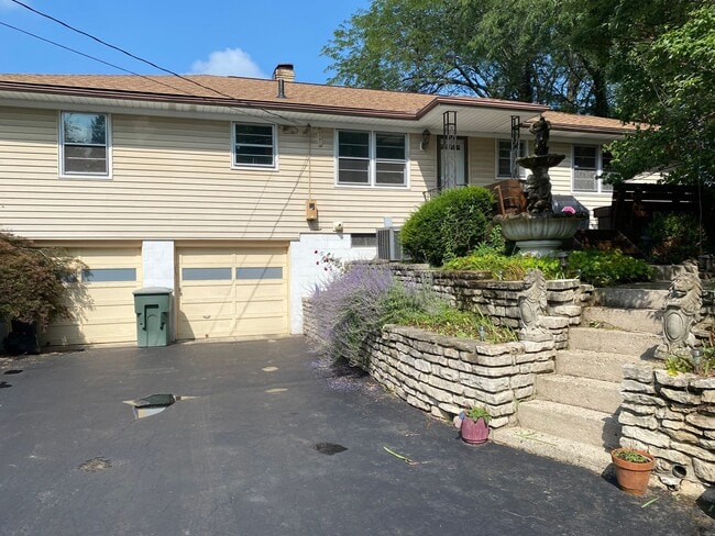 Building Photo - Charming 3 Bedroom, 3 Bathroom Ranch Home ...