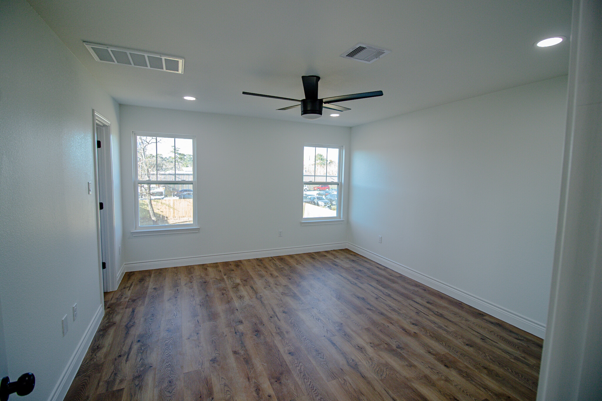 Large primary bedroom, overlooking the backyard - 928 W Austin St