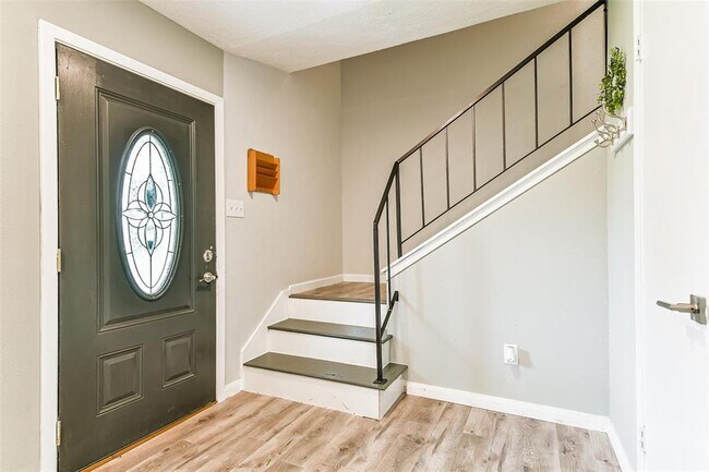 Building Photo - 207 Woodvale Dr