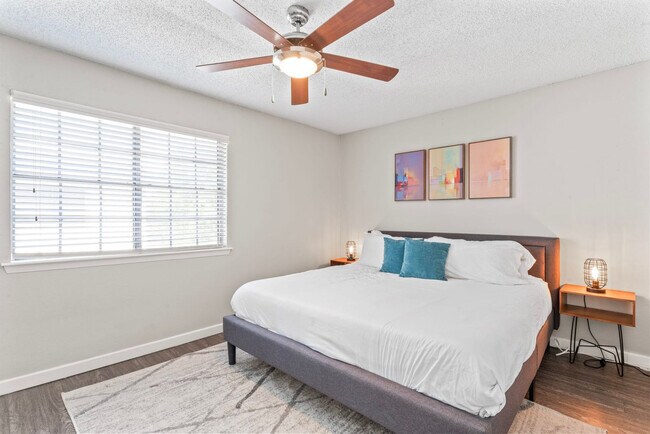 Building Photo - 2215 Town Lake Cir