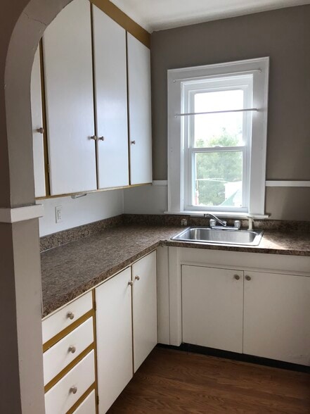 Building Photo - 527 Champlain St
