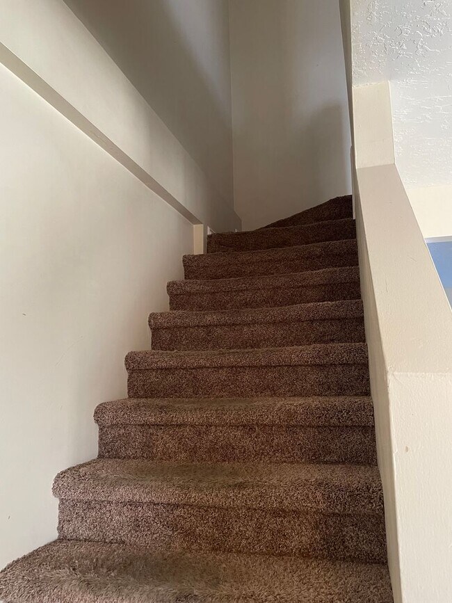 Building Photo - BEAUIFUL TOWNHOME!!!