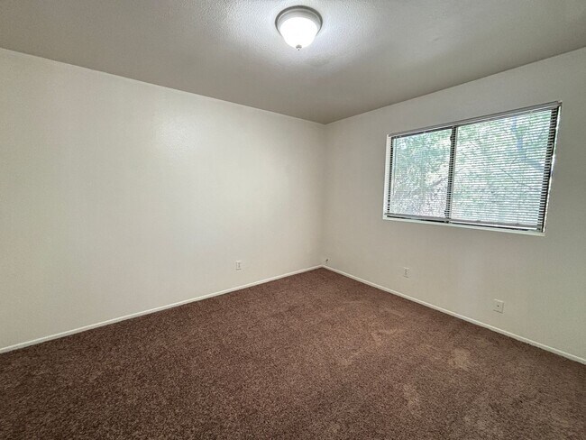 Building Photo - West Lancaster Apartment