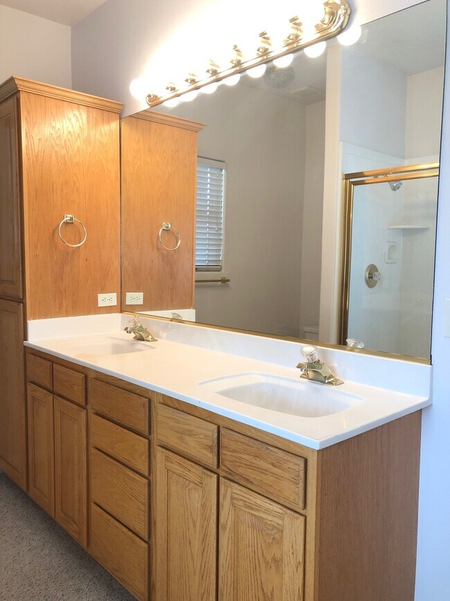 Building Photo - 3 bed 2 bath home for rent in Hurricane