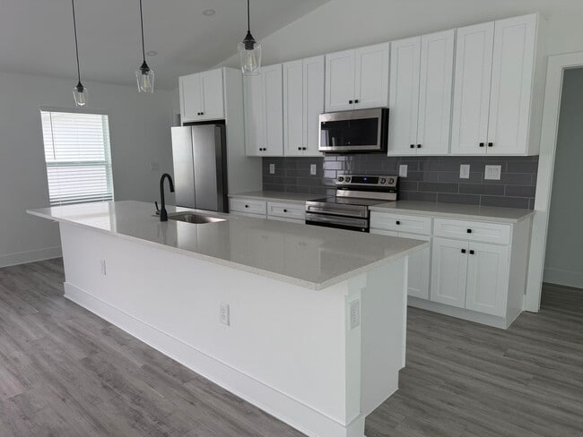 Building Photo - 3614 NE 9th Pl