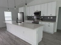 Building Photo - 3614 NE 9th Pl