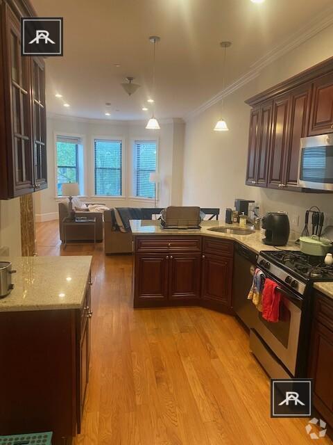 Building Photo - 3 bedroom in Brookline MA 02446