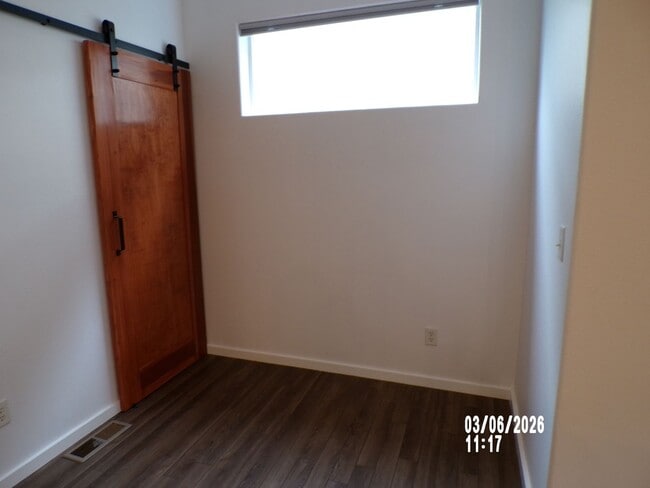 Building Photo - Newly remodeled Meadows Townhome