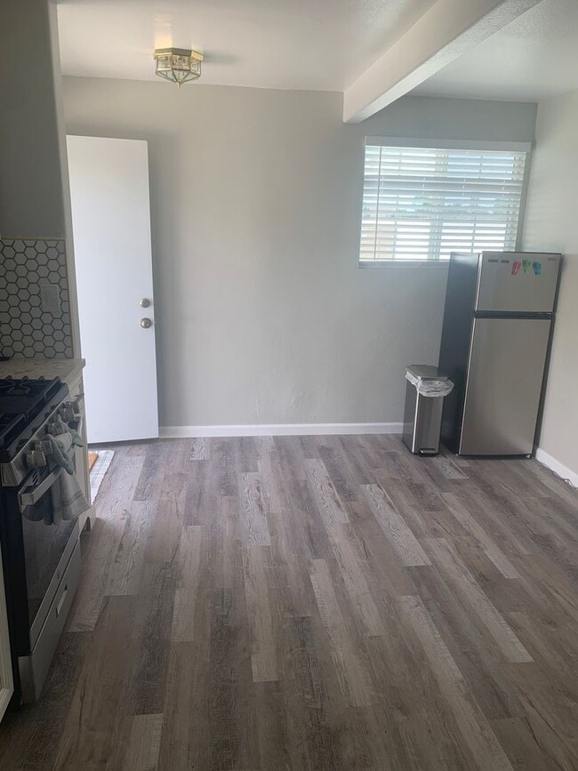 Building Photo - Furnished, Upstairs Apartment with 2 bedro...