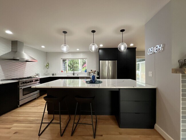 Building Photo - Stunning Single-Level 3 Bedroom, 3 Bathroom Retreat with Designer Kitchen & Park-Like Backyard