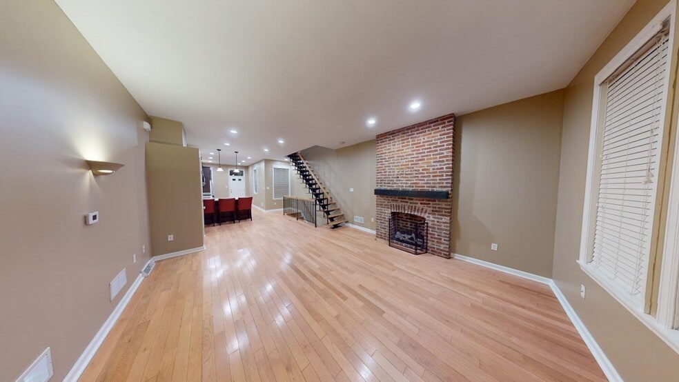 Building Photo - 5827 Pierce St