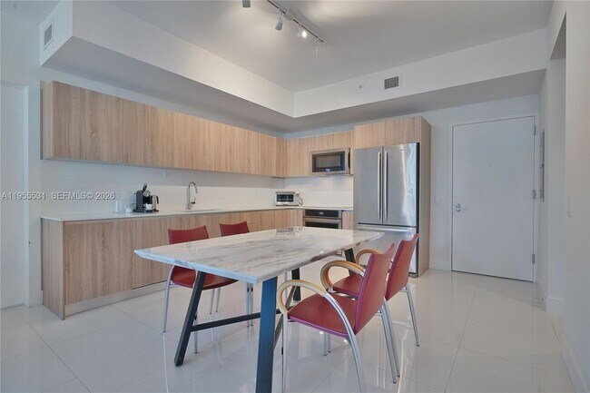 Building Photo - 2960-2960 NE 207th St