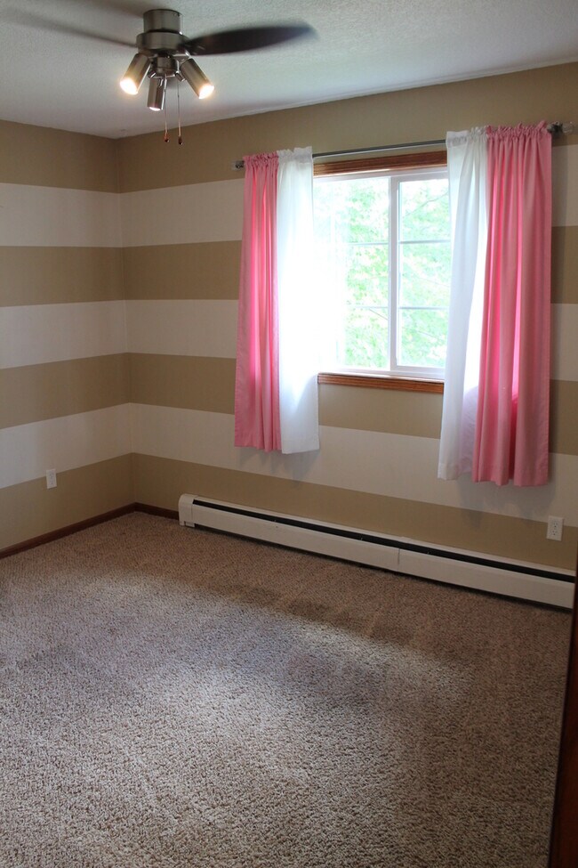 Building Photo - Avail May 1st. SW Rochester 3 bedroom 2 bath home, giant 2 car garage