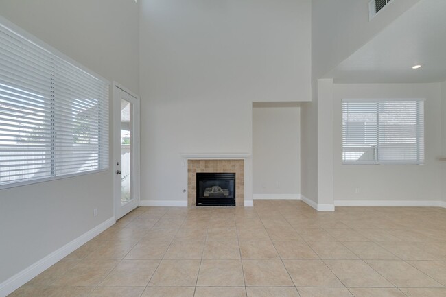 Building Photo - Beautiful 3-Bedroom Home in Silverado Ranch