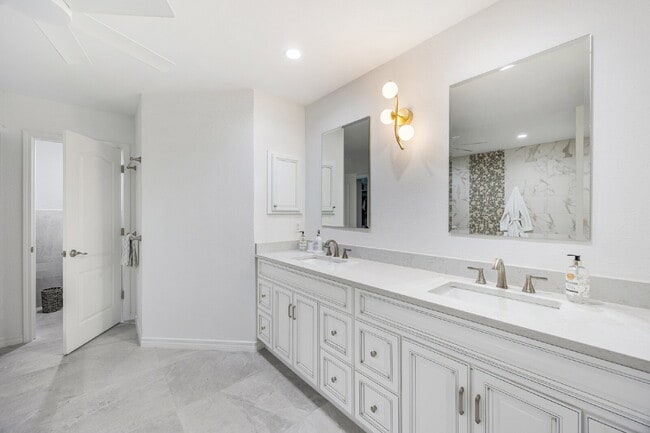 Building Photo - "Coastal Elegance Awaits: Spacious 4-Bed Oasis with Granite Touches on Shipwreck Road"