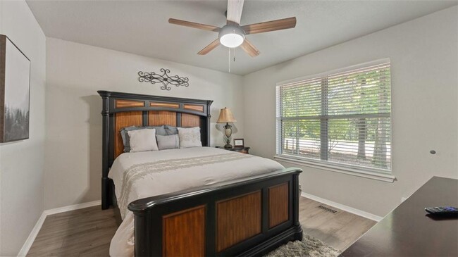 Building Photo - 9 E Elvendon Dr