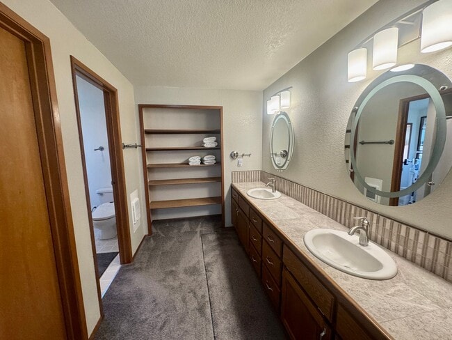 Building Photo - Cul-De-Sac Home