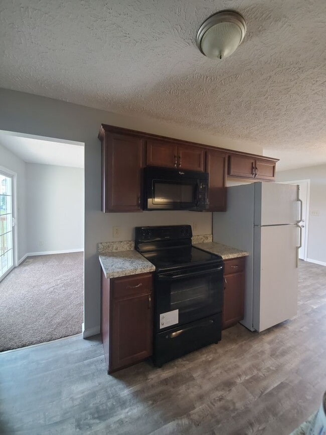 Building Photo - $1300 Charming 3 Beds 1 Bath Home