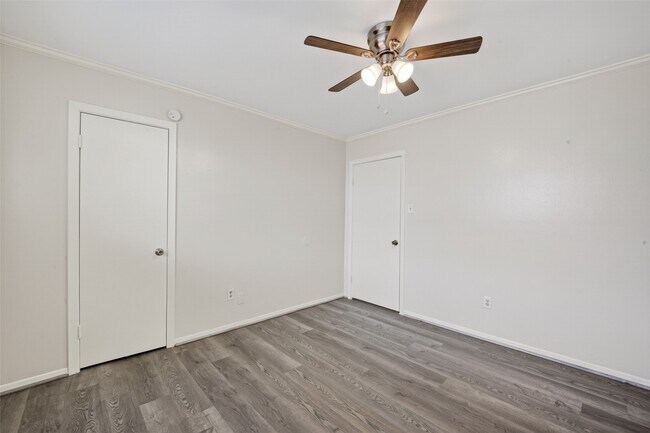 Building Photo - 9667 Meadowvale Dr