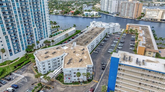 Building Photo - 1913 S Ocean Dr