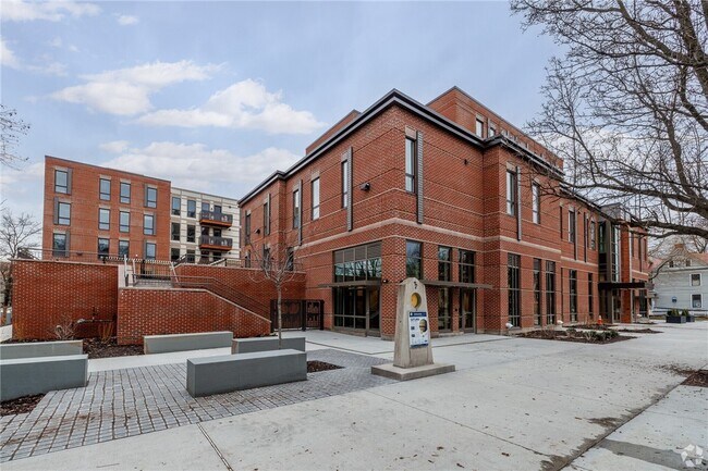 Building Photo - 105 W Court St