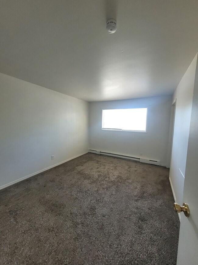 Building Photo - Free January Rent