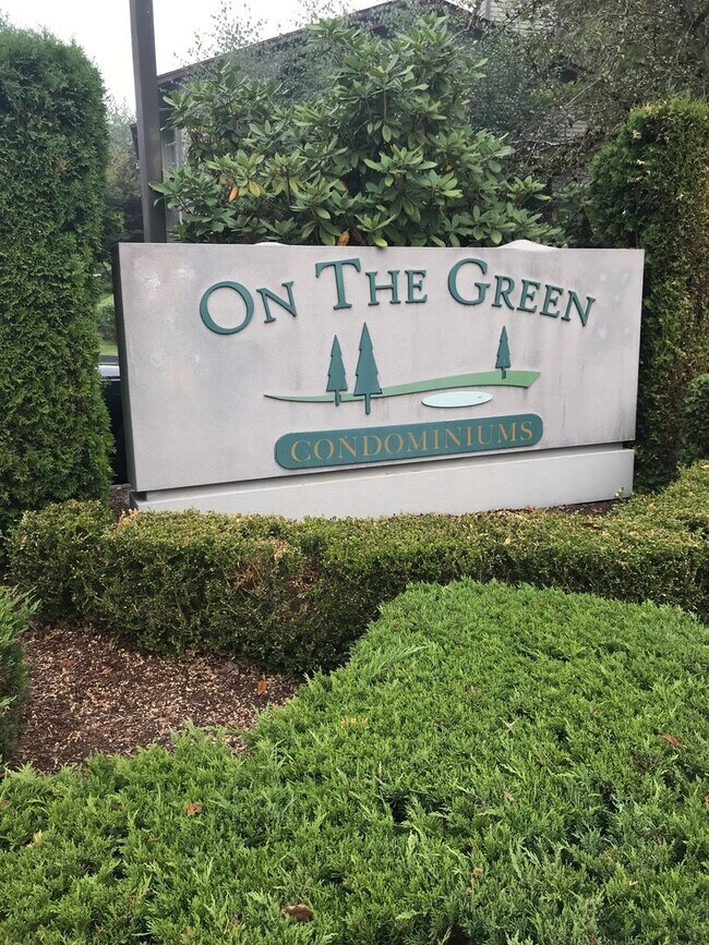 Building Photo - 3 Bed, 1.75 bath Condo w/2 parking spots i...