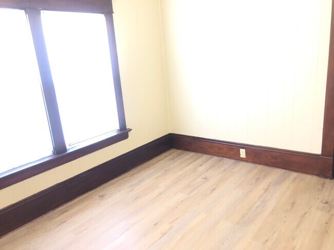 Building Photo - Attractive, recently remodeled, 2BR home in Bloomington. Central air and dog friendly