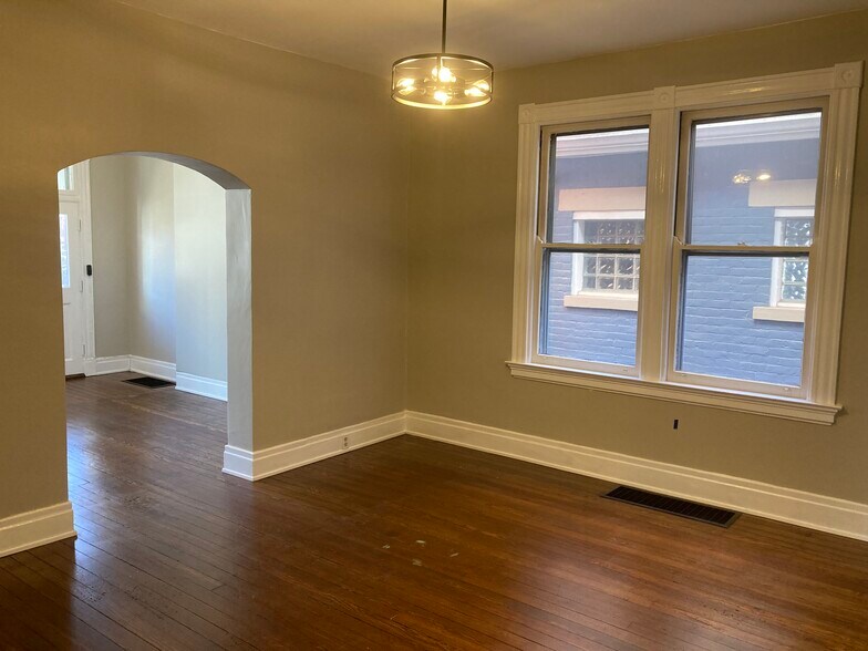Middle room can be used as a dining room, office or work out area. - 2221 Oakland Ave, Apt A