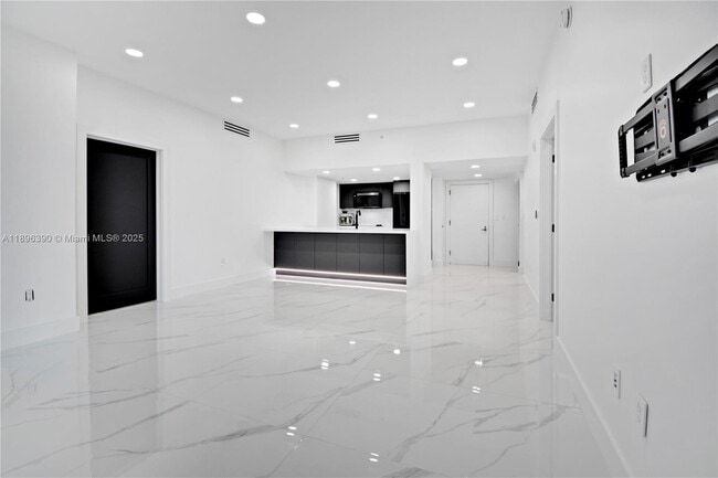 Building Photo - 1800 N Bayshore Dr